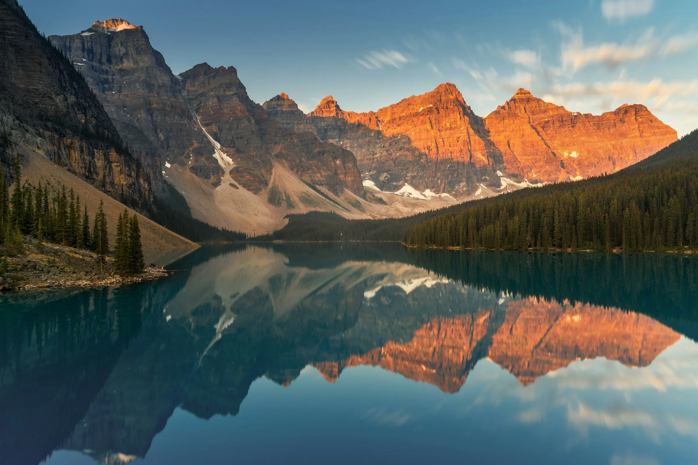 Primeras luces sobre el lago Moraine, en Banff, Canadá