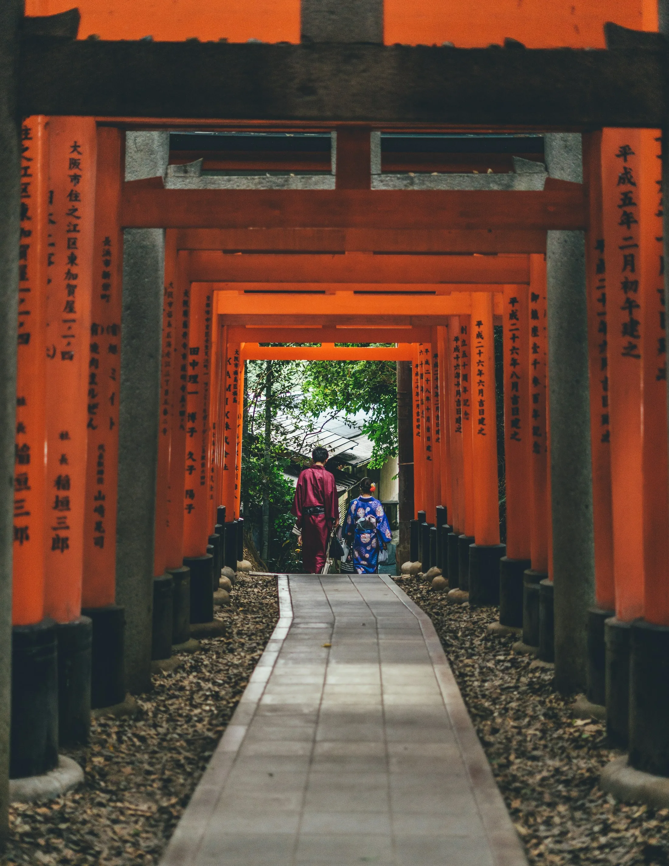 Detalle de arquitectura y repetición de puertas torii en Kioto